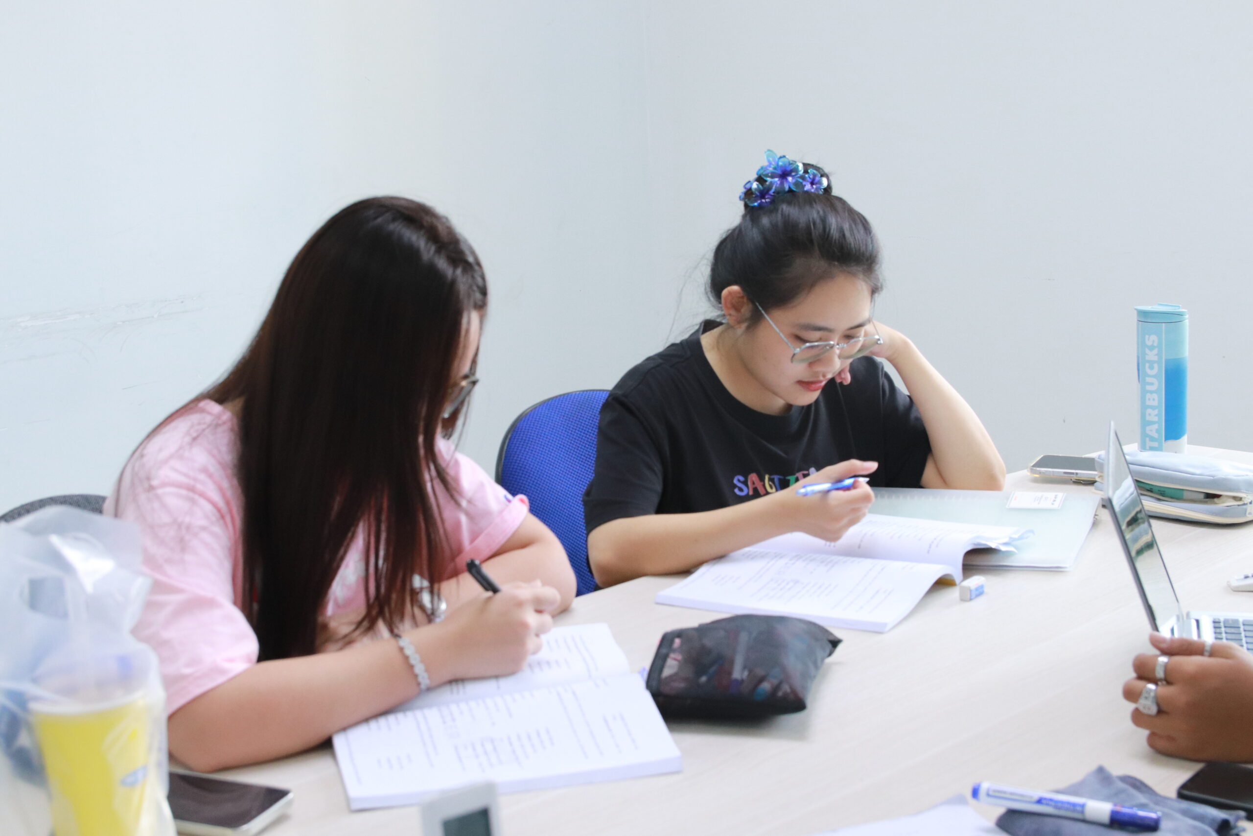 Học viên luyện phương pháp nghe chép chính tả tại IELTS Master Bình Dương, nâng cao kỹ năng Listening và đạt điểm cao trong kỳ thi IELTS.