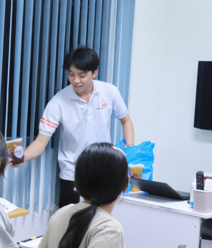 Tặng trà sữa học viên khi ngày cuối khóa