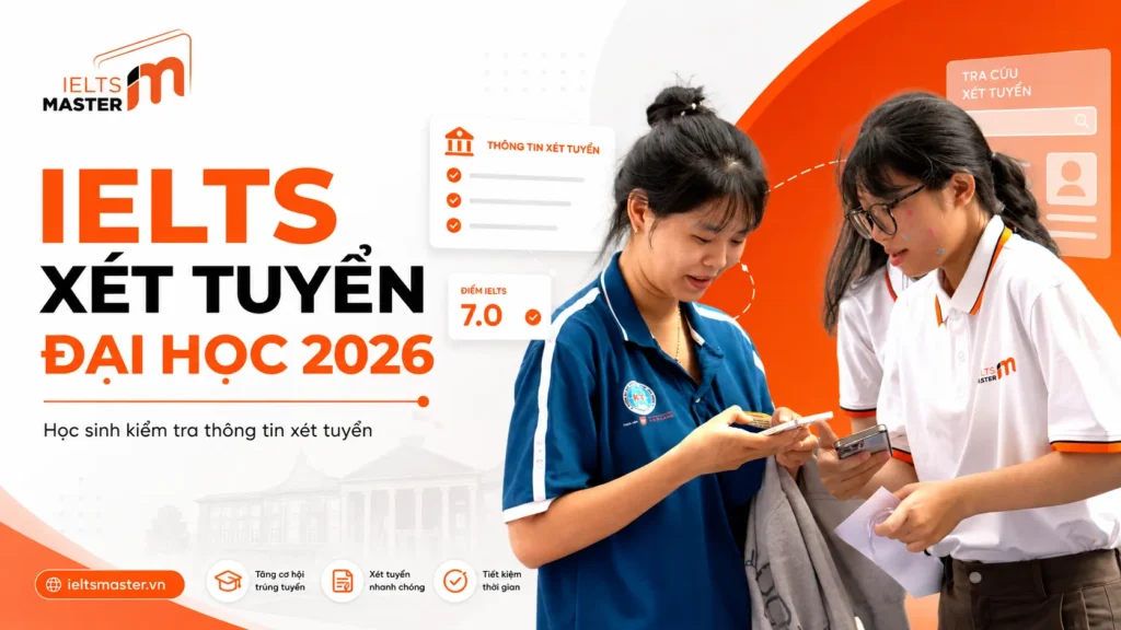 Học sinh kiểm tra thông tin IELTS xét tuyển đại học trên máy tính