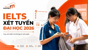 Học sinh kiểm tra thông tin IELTS xét tuyển đại học trên máy tính