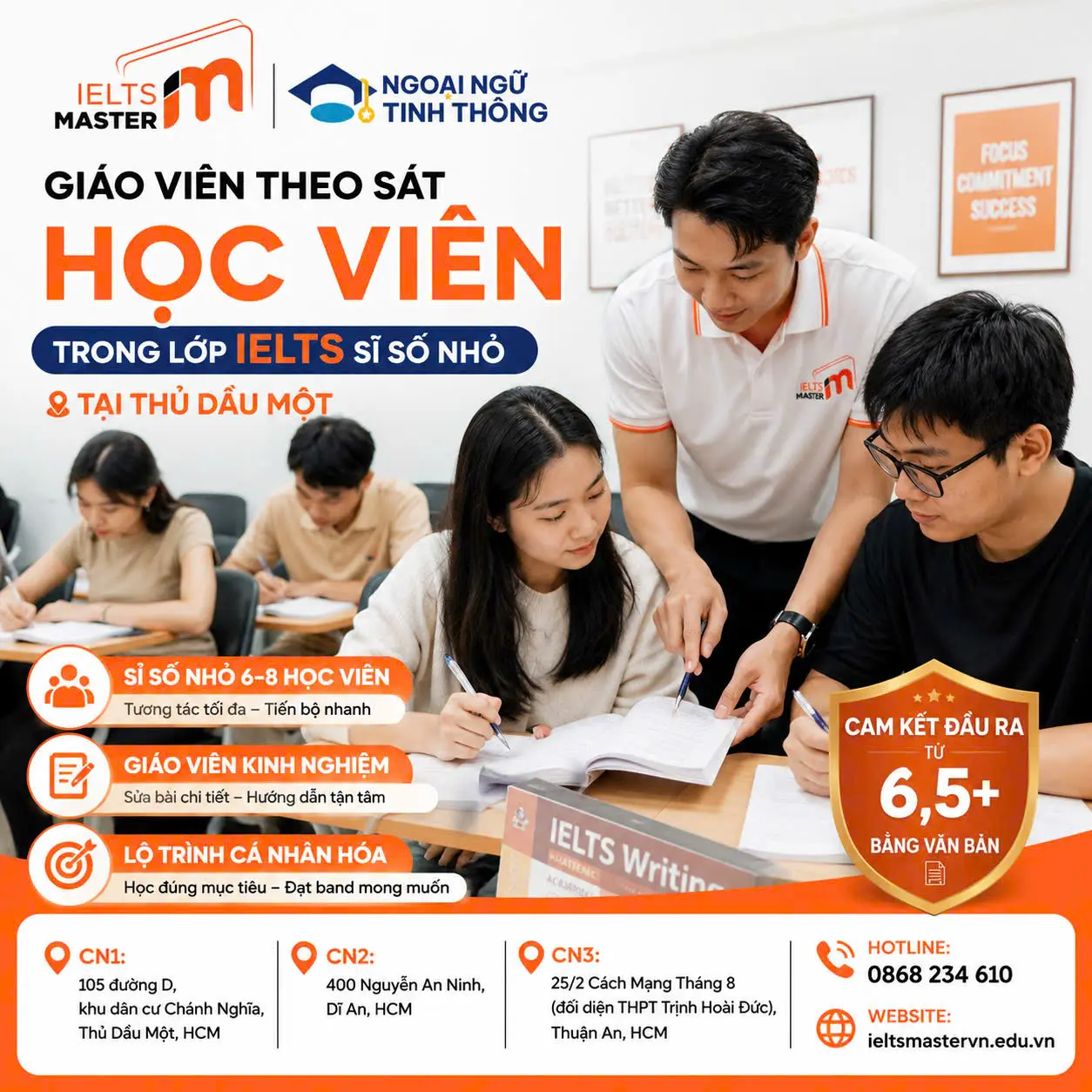 Giáo viên theo sát học viên trong lớp IELTS sĩ số nhỏ tại Thủ Dầu Một